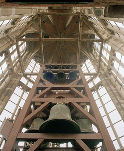 823775 Afbeelding van de klokkenstoel met de luidklokken en het carillon in de Domtoren (Domplein) te Utrecht.